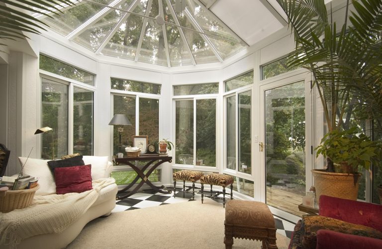 What Is the Difference Between a Sunroom and a Conservatory